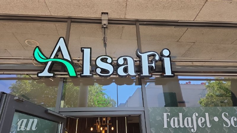 Das beleuchtete Schild am Eingang des Restaurants