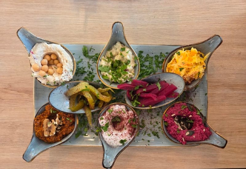 Orientalischer Mezze-Teller mit Vorspeisen