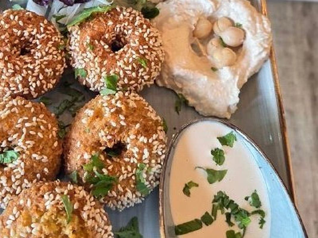 Falafel Wrap mit knusprigen Falafeln, Salat und Hummus