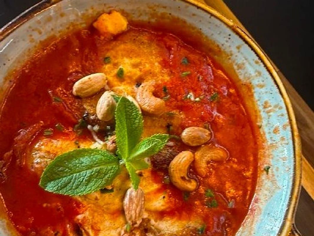 Shakshuka mit Rührei in Tomatensoße und frischer Petersilie